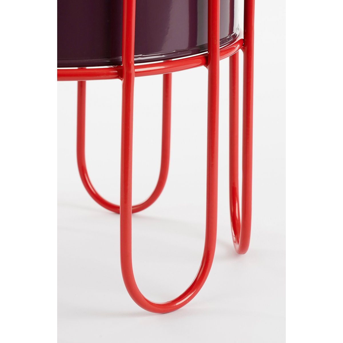 Crimson Duo Dione Set – metalen planters op slanke standaards