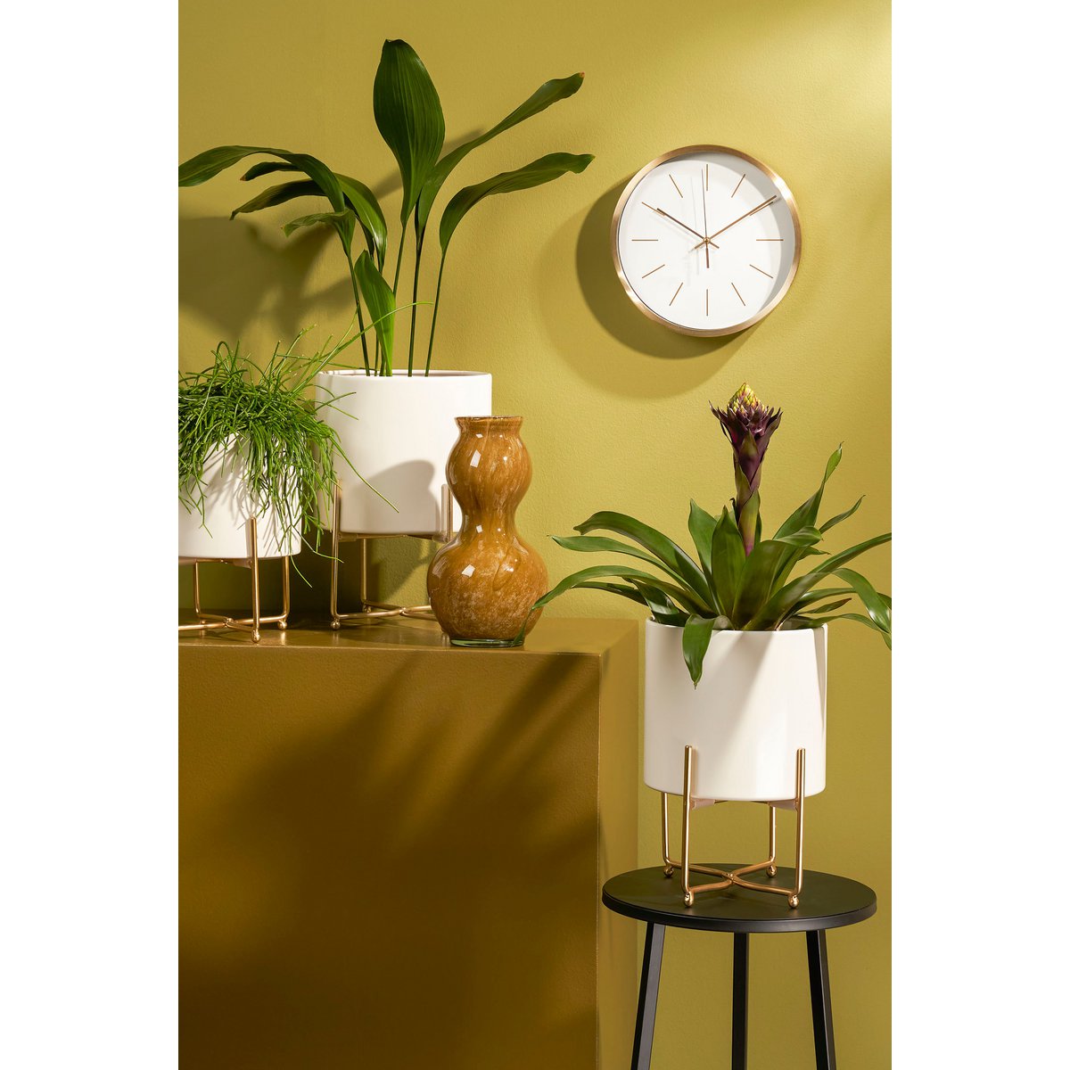 Celestial Trio Aries – witte metalen planters op gouden standaards