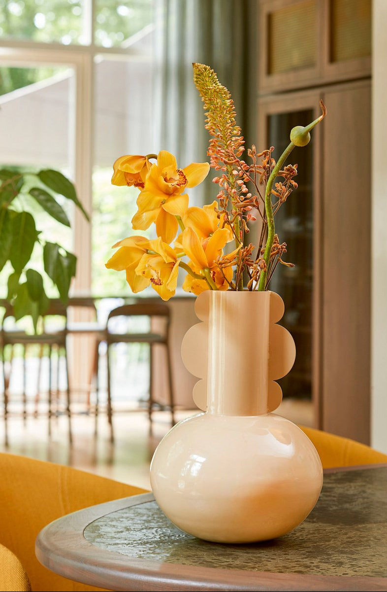Desert Calm Boyd Vase – satijnbeige metaal & minimal luxe
