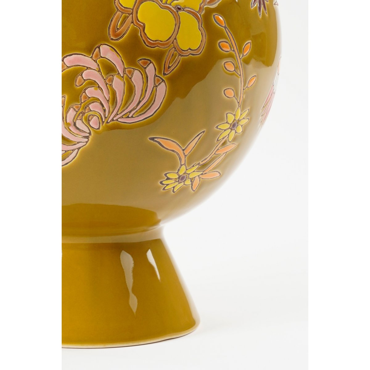 Eloise Vaas – limited edition keramiek met bloemen- en vogelmotief in okergeel