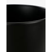 Lunar Noir Aries – zwarte metalen planters op gouden standaards