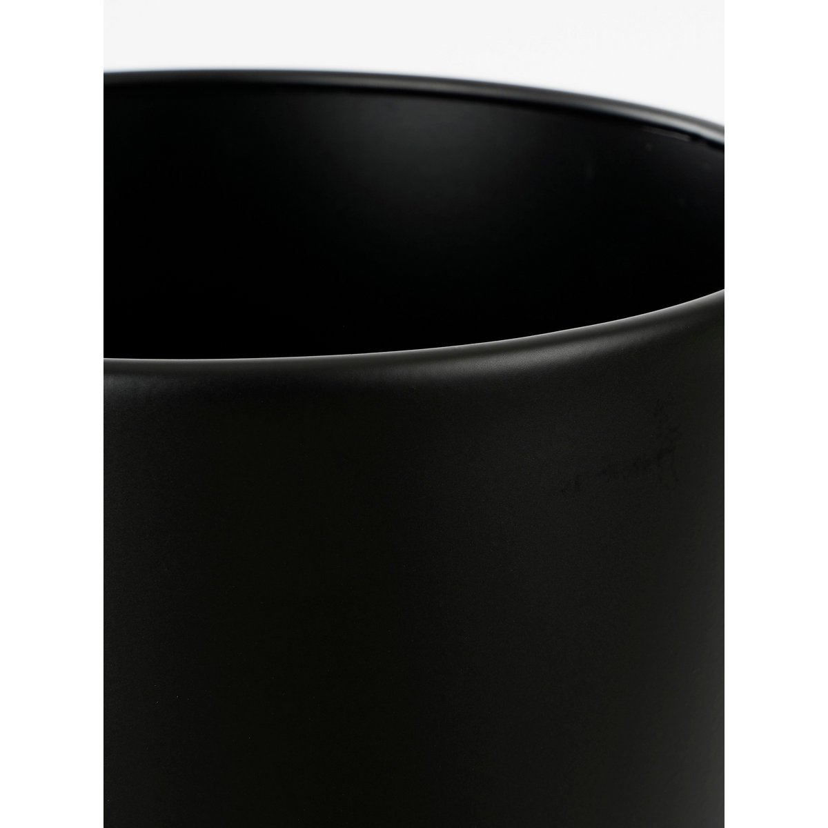 Lunar Noir Aries – zwarte metalen planters op gouden standaards
