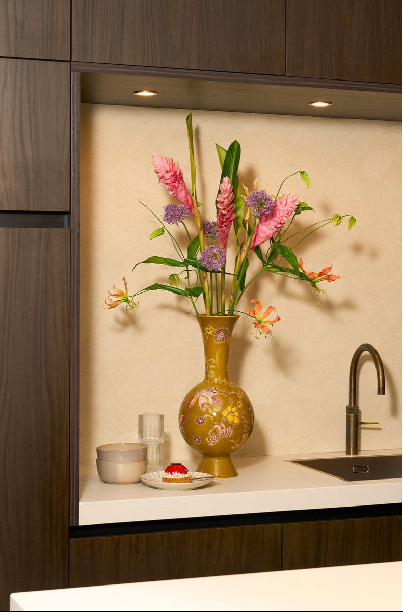 Eloise Vaas – limited edition keramiek met bloemen- en vogelmotief in okergeel