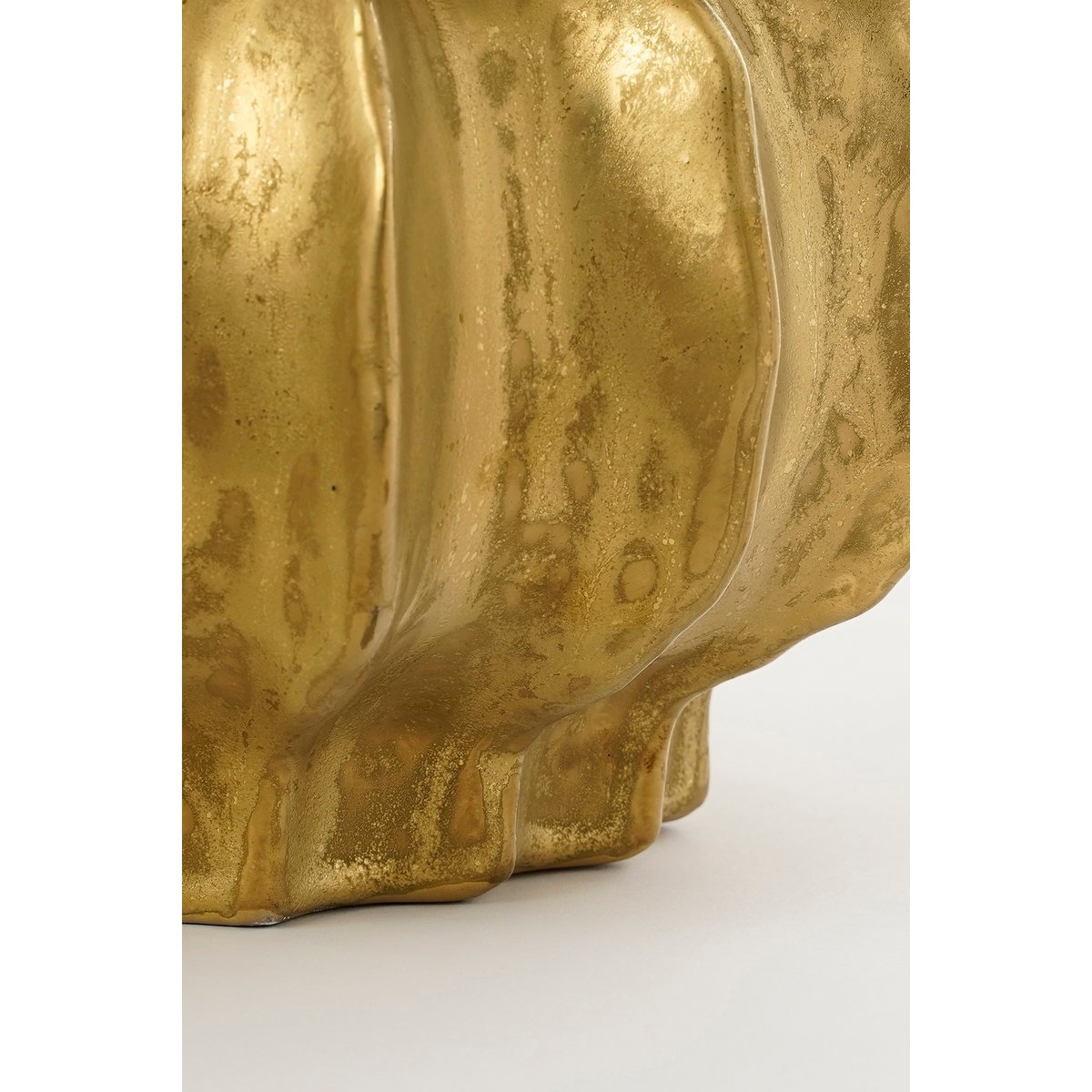 Golden Crest Altea Vase – ribbelkeramiek in zachte glans