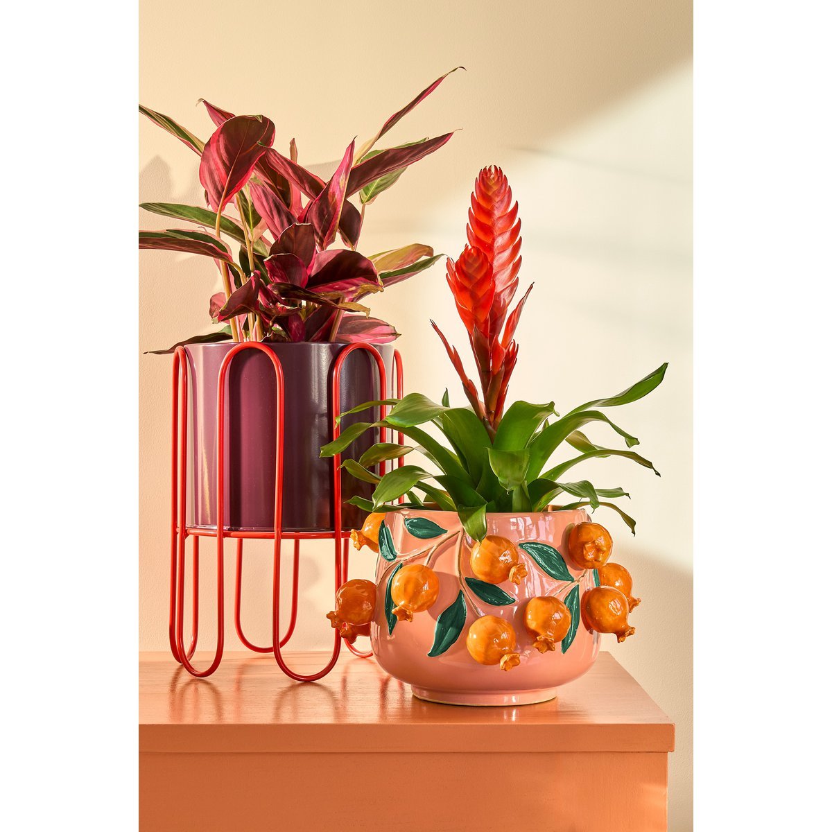 Crimson Duo Dione Set – metalen planters op slanke standaards