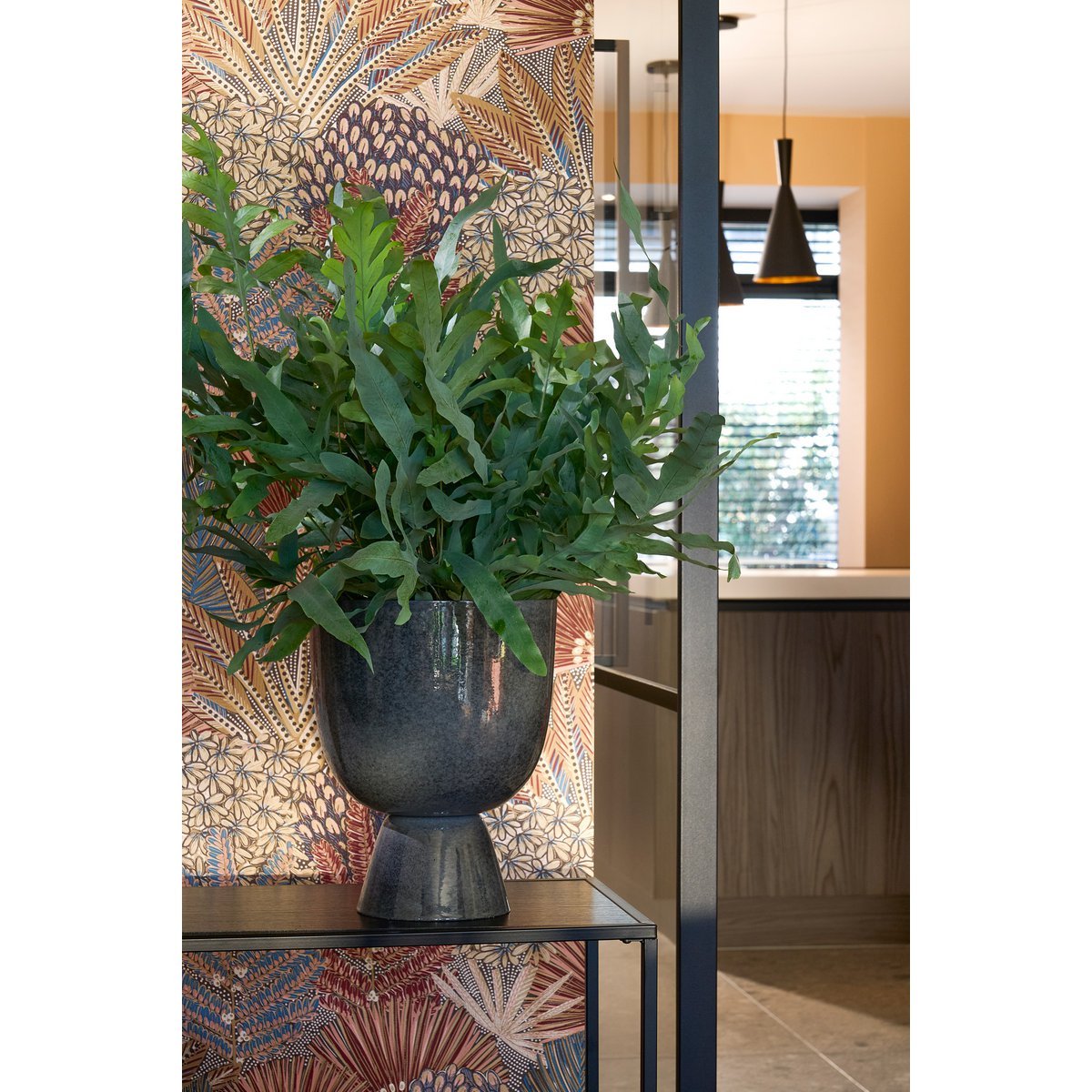 Graphite Poise James Planter – metalen voetstuk in soepel grijs