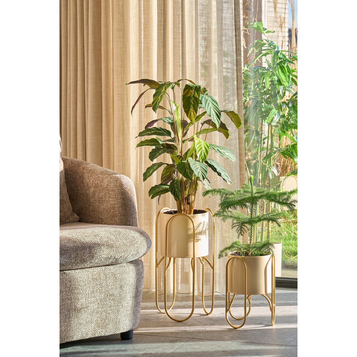 Sunlit Donau Duo – citroengele metalen planters op gouden standaards