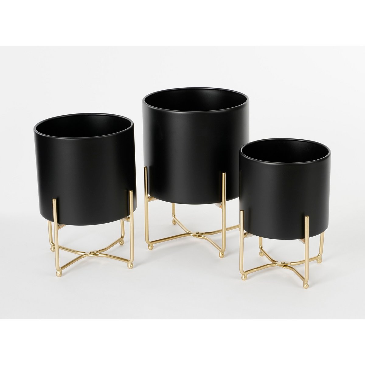 Lunar Noir Aries – zwarte metalen planters op gouden standaards