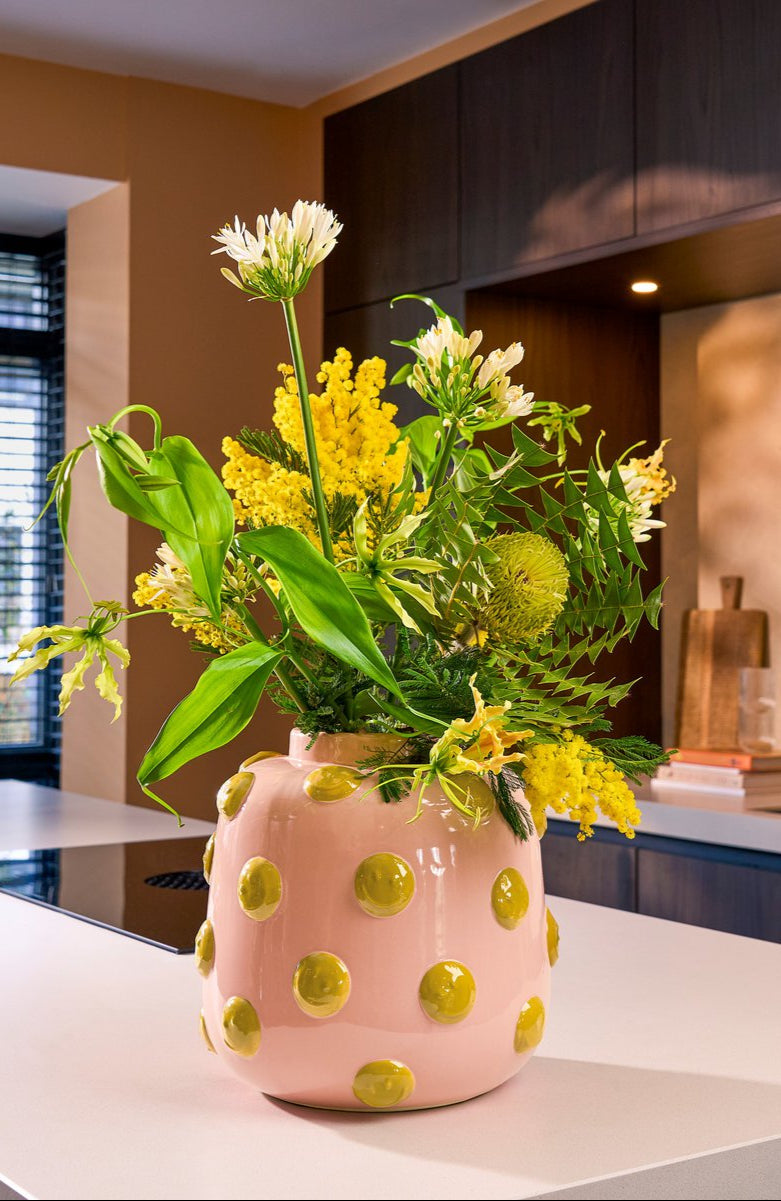 Smiley Vaas – limited edition keramiek in roze met okergele details