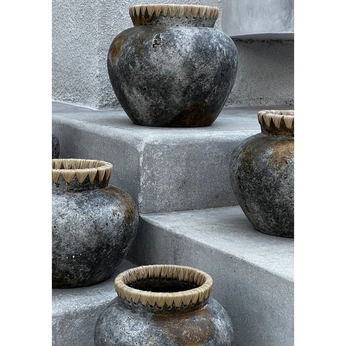 Styly Vazen – terracotta charme met raffia-accent maat: M